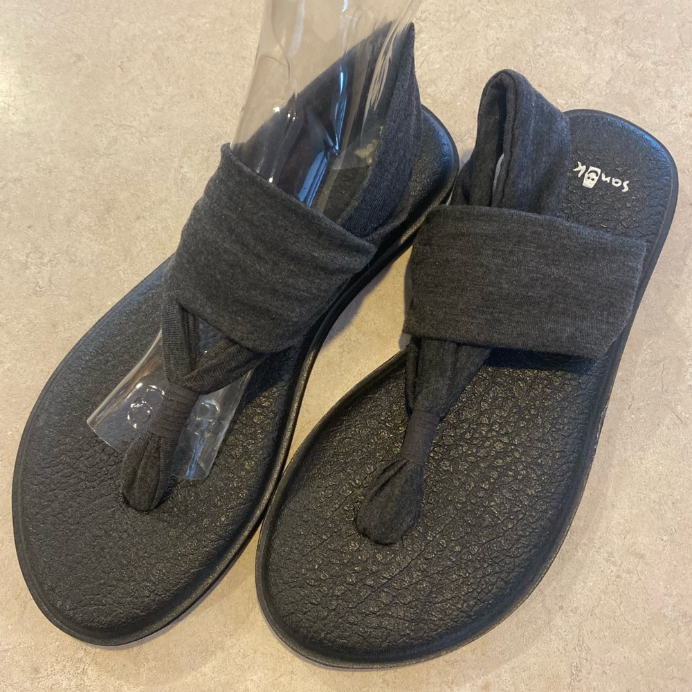 Sanuk women’s yoga sling 2. Sandal. Size 8. Charcoal gray. New without tags.